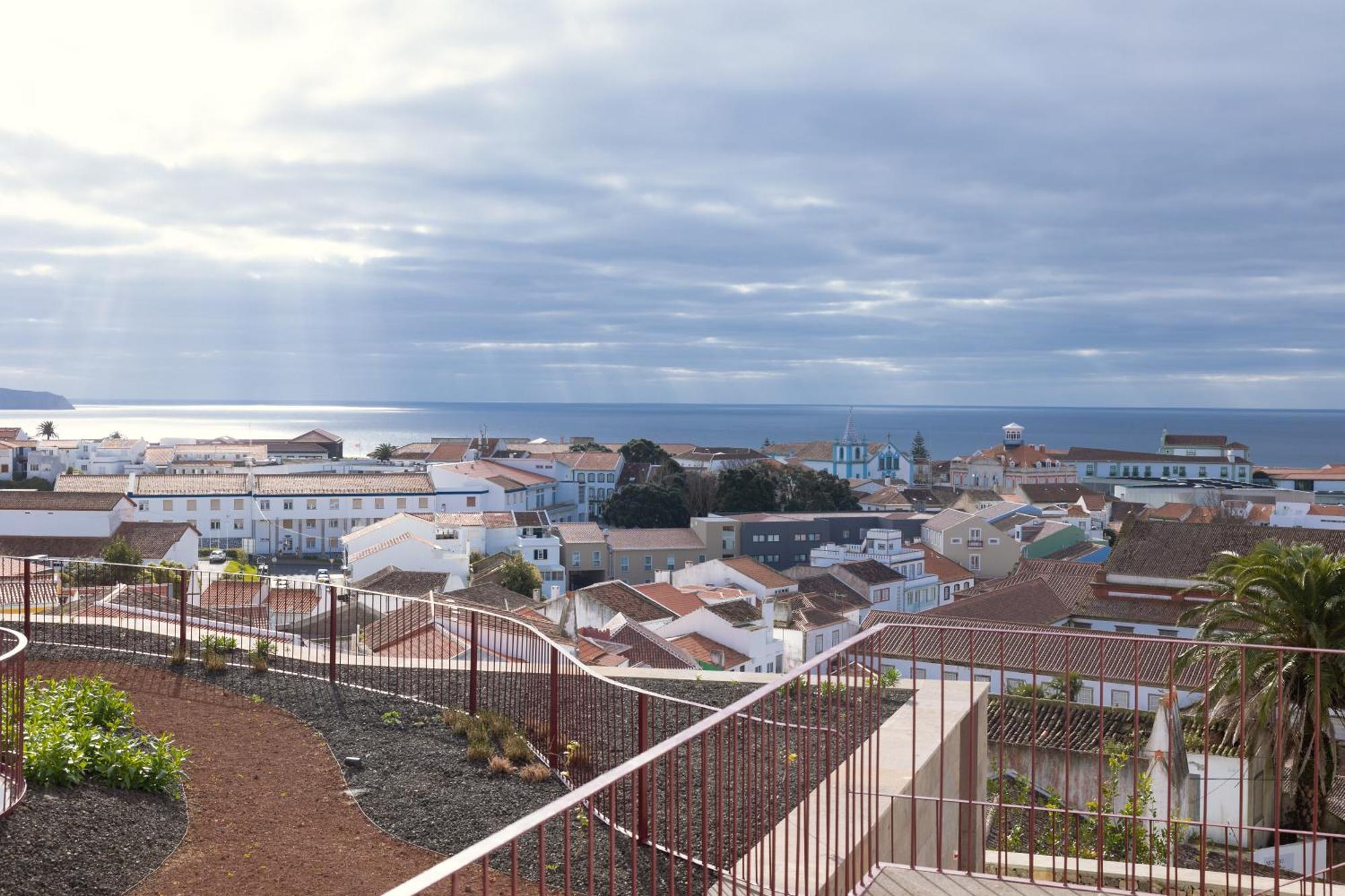 Angra + Angra do Heroísmo Exterior foto