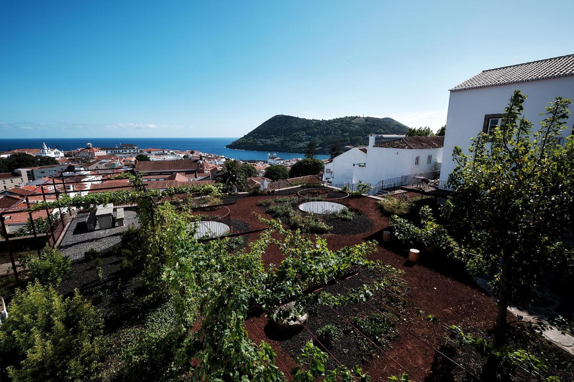 Angra + Angra do Heroísmo Exterior foto